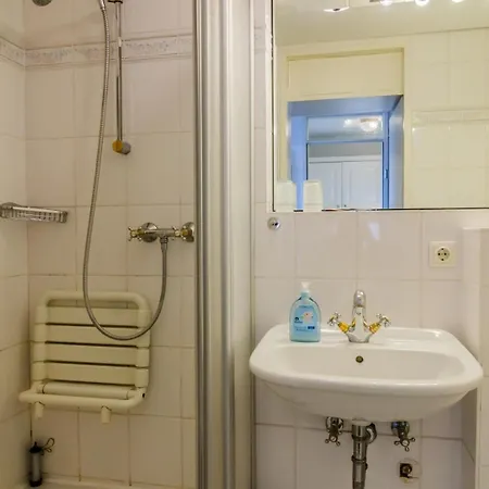 Haus-sylter-welle-9-99-ob * Westerland